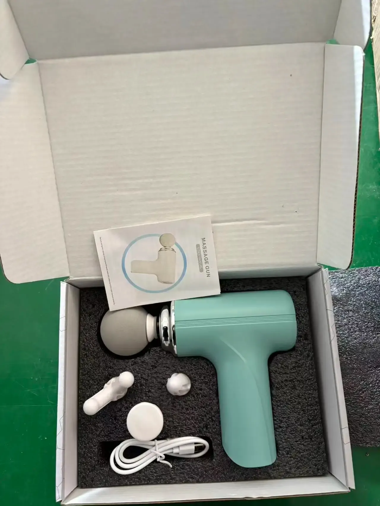 Pistolet de massage portable avec 4 têtes interchangeables et écran LED – Masseur à percussion pour le corps entier 9