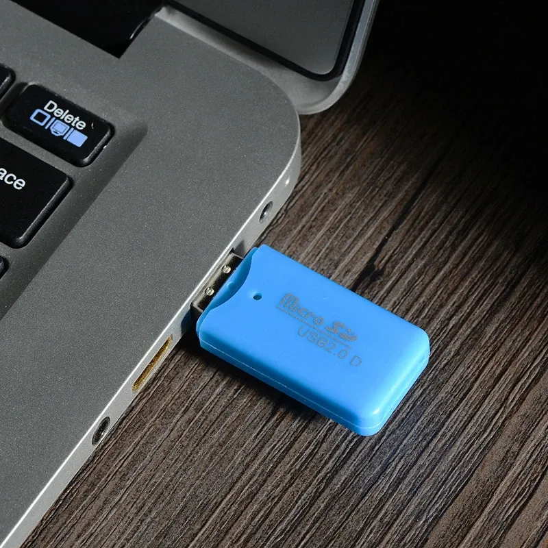 Lecteur de cartes microSD USB compact en situation
