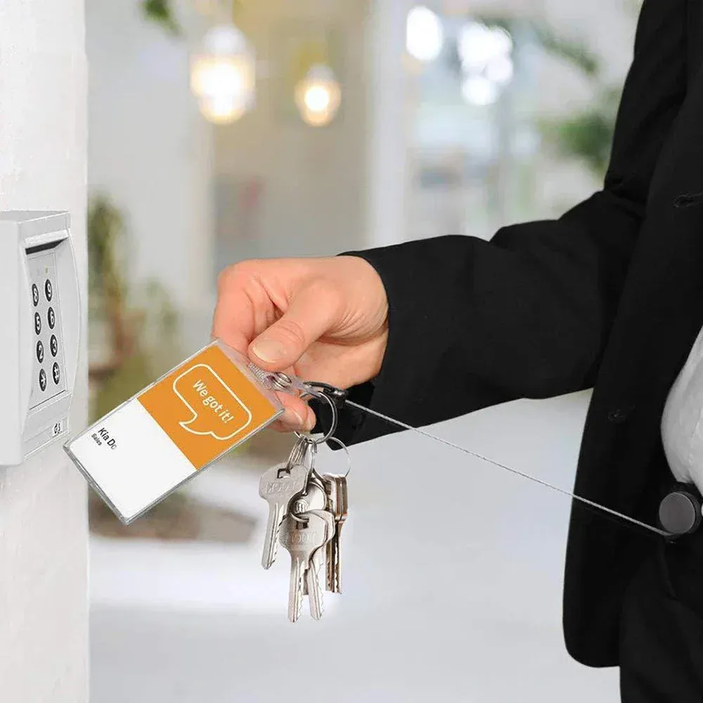 Porte-clés rétractable en métal chromé, détail du design
