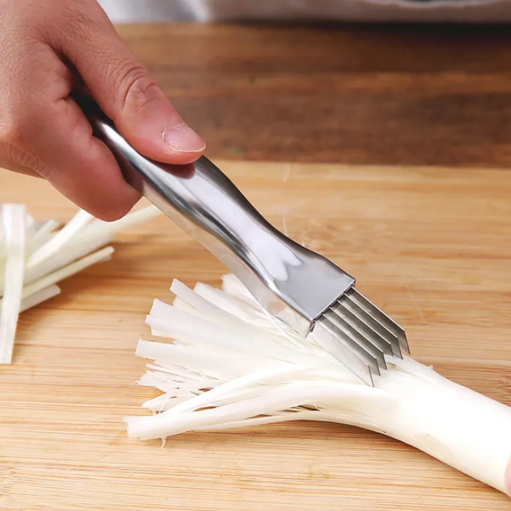 Couteau à oignons utilisé pour trancher des légumes frais