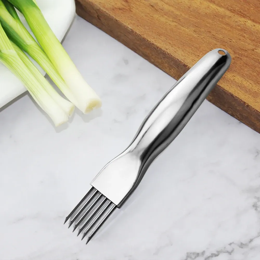 Accessoire de cuisine multifonction présenté sous plusieurs angles