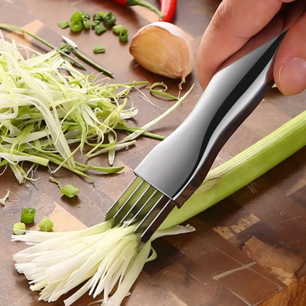 Préparation de légumes à l'aide du couteau à oignons