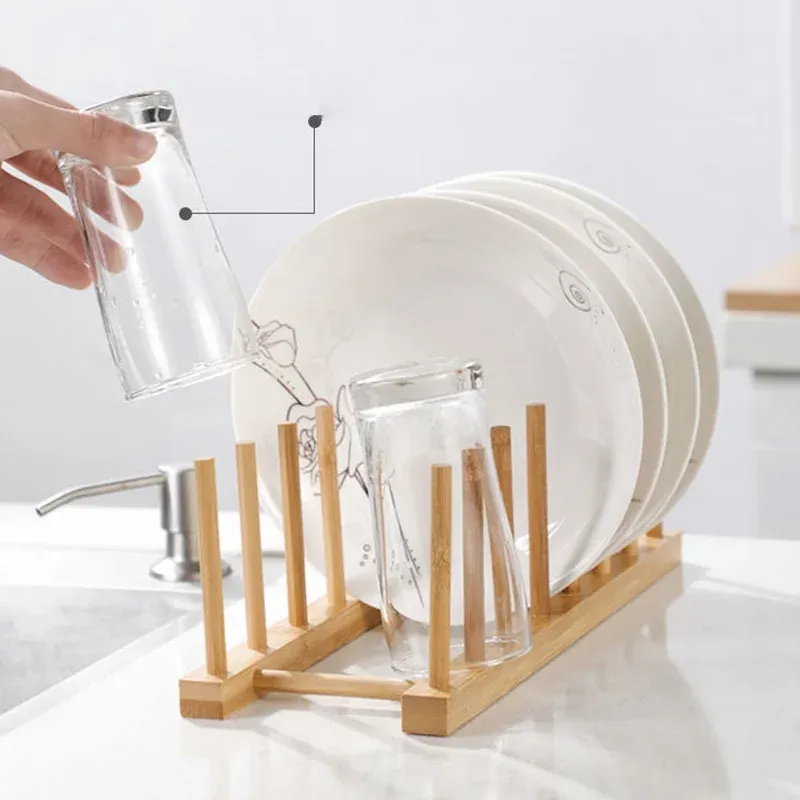 Support de vaisselle en bois dans un intérieur moderne