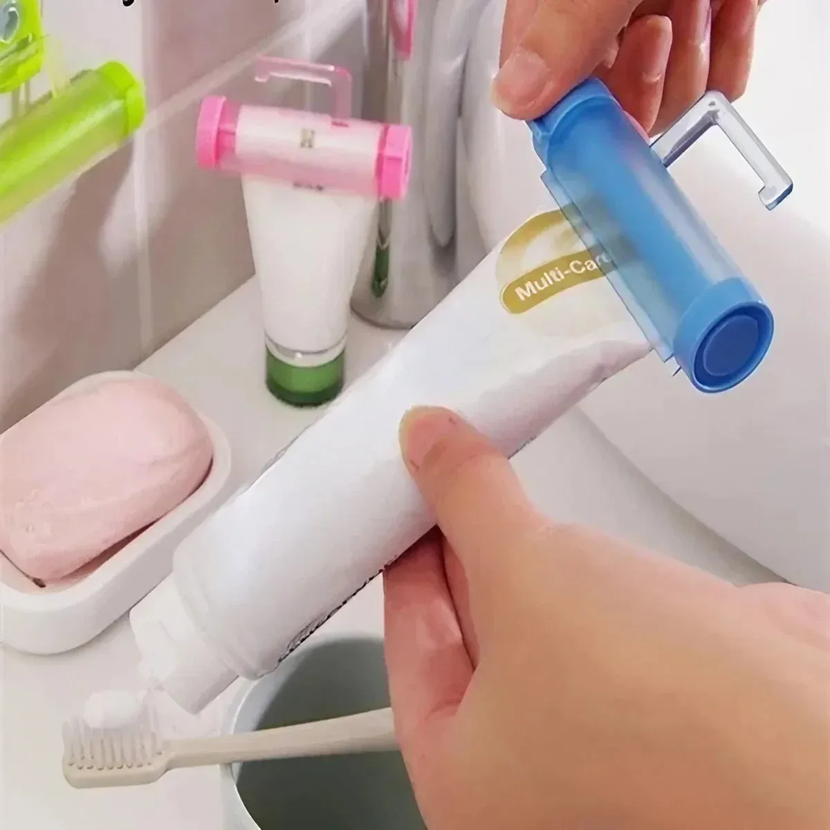 JJYY Distributeur manuel de dentifrice multifonction à rouleau avec support à ventouse pour salle de bain - Image 1