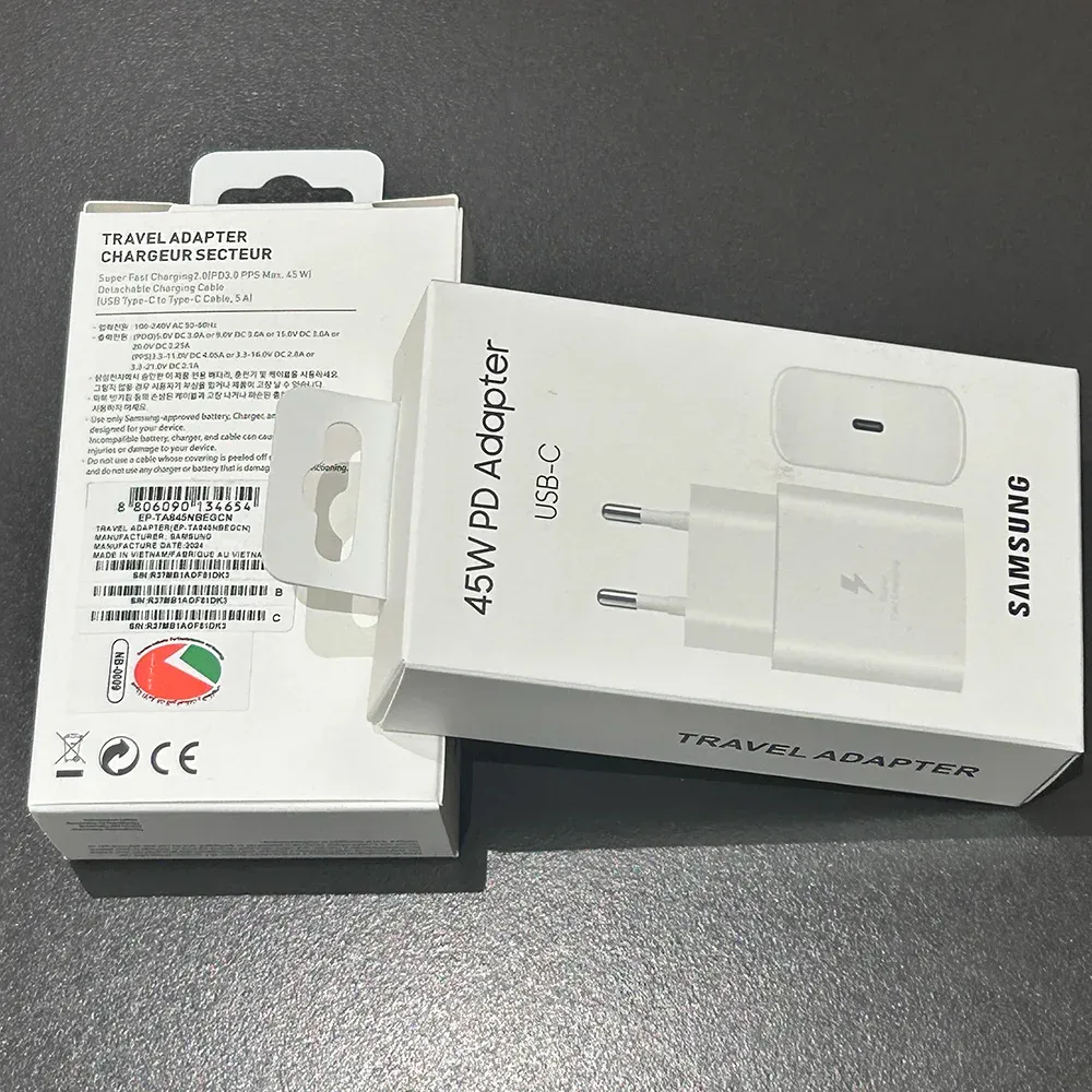 Chargeur Samsung connecté à un smartphone Galaxy