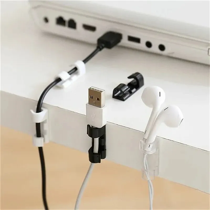 Gestion des câbles USB sur le bord d'un bureau