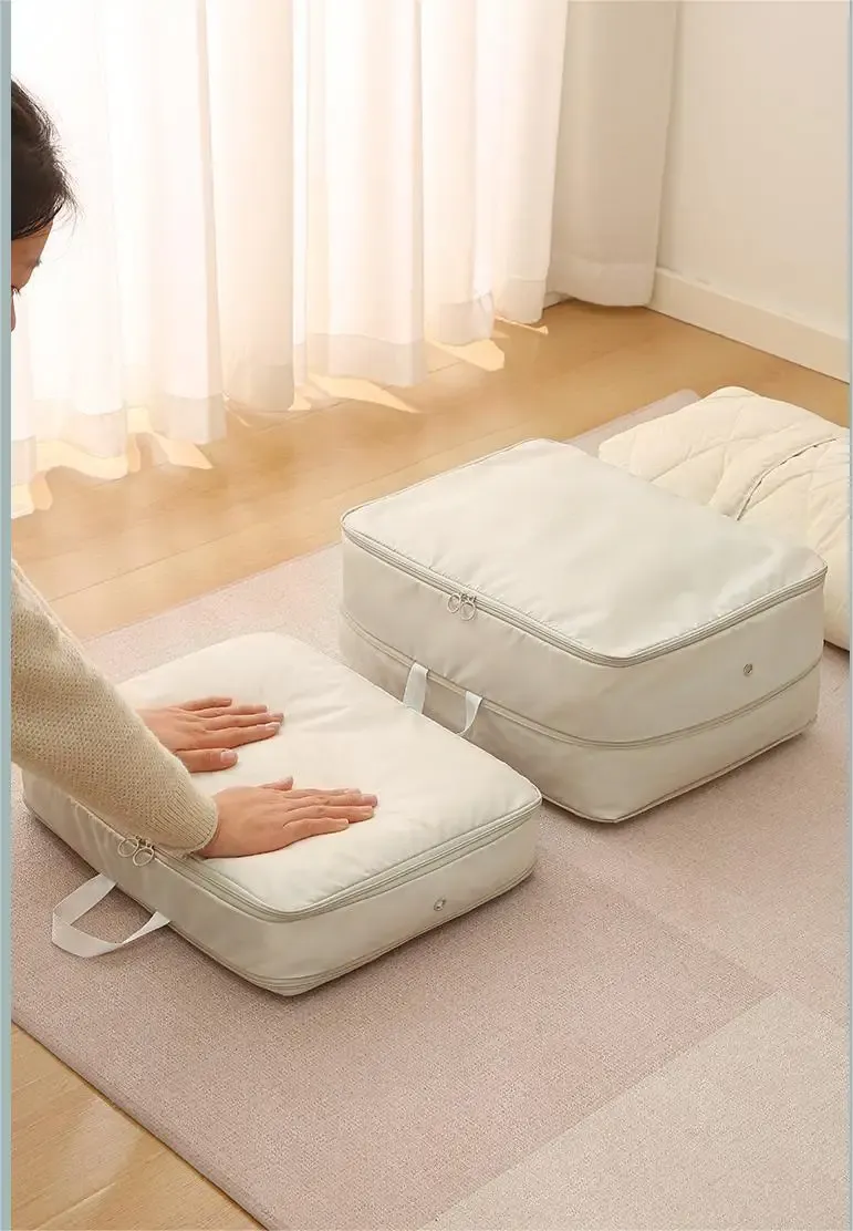 Vêtements pliés et rangés dans les sacs de compression
