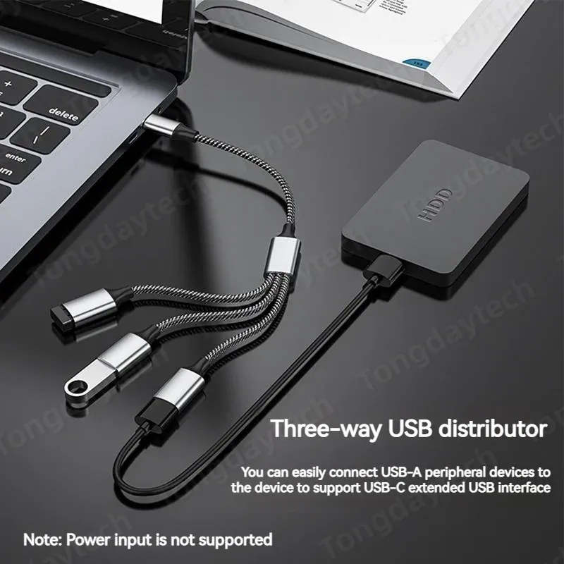 Hub USB connecté à un ordinateur portable en environnement de travail