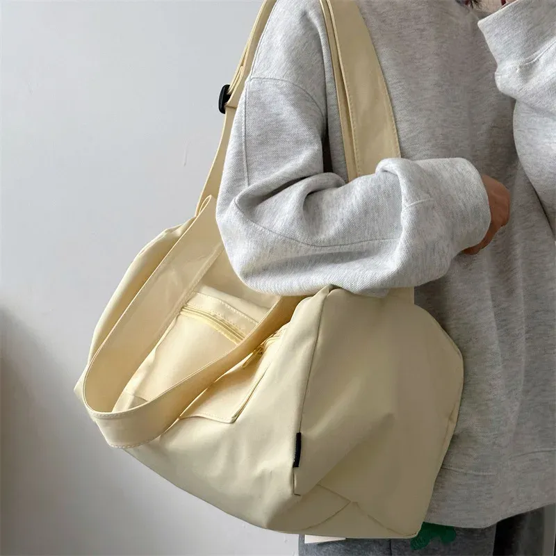 Sac à bandoulière en toile, esthétique épurée