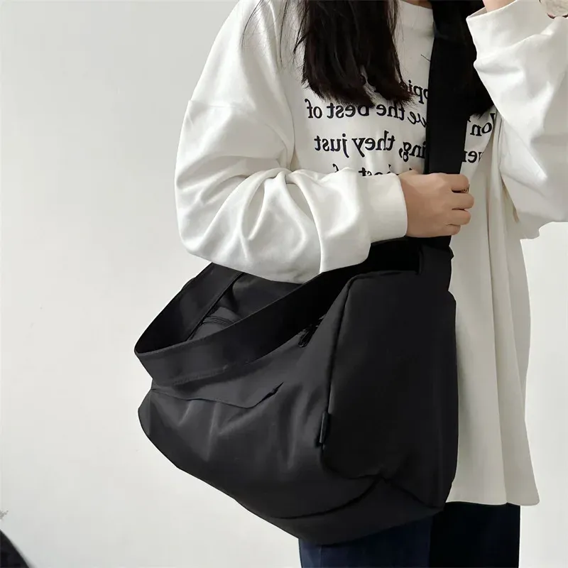 Sac à bandoulière en toile, vue de côté