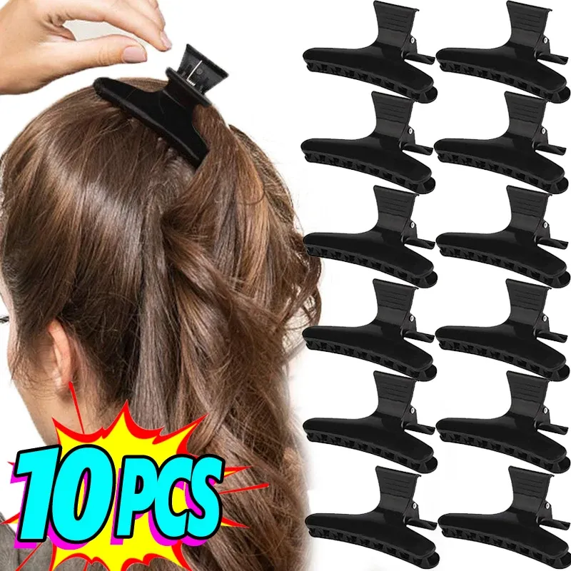 Pince papillon noire portée en coiffure