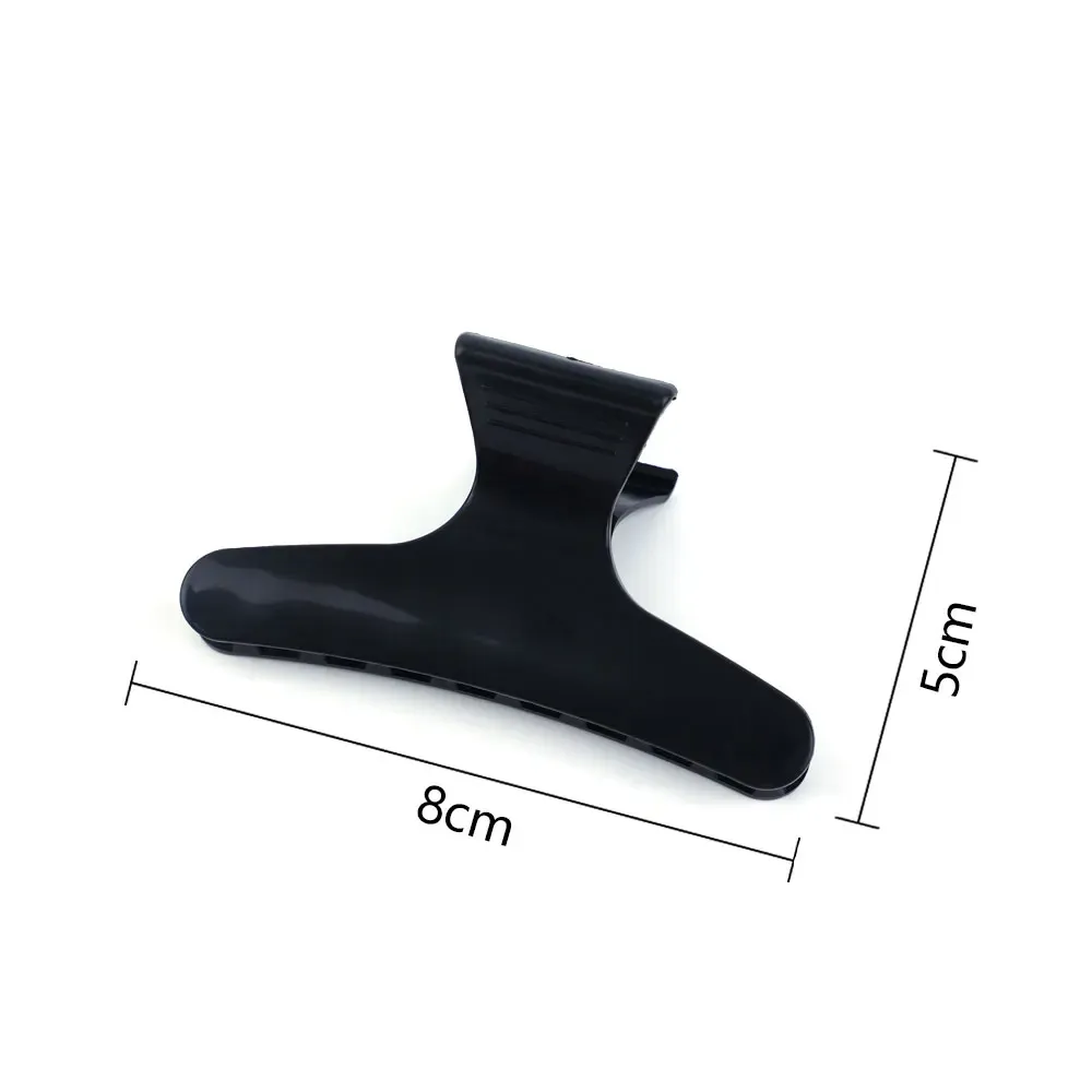 Pince papillon noire mise en valeur sur la coiffure
