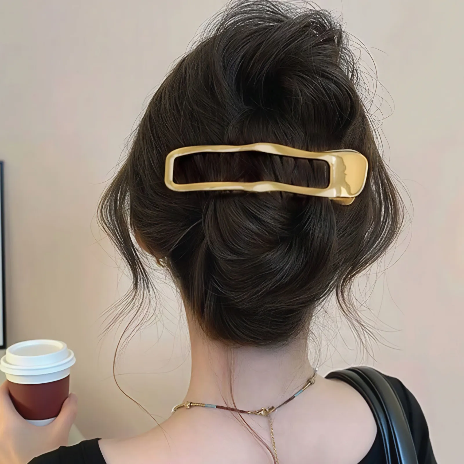 Pince dorée portée dans une coiffure relevée