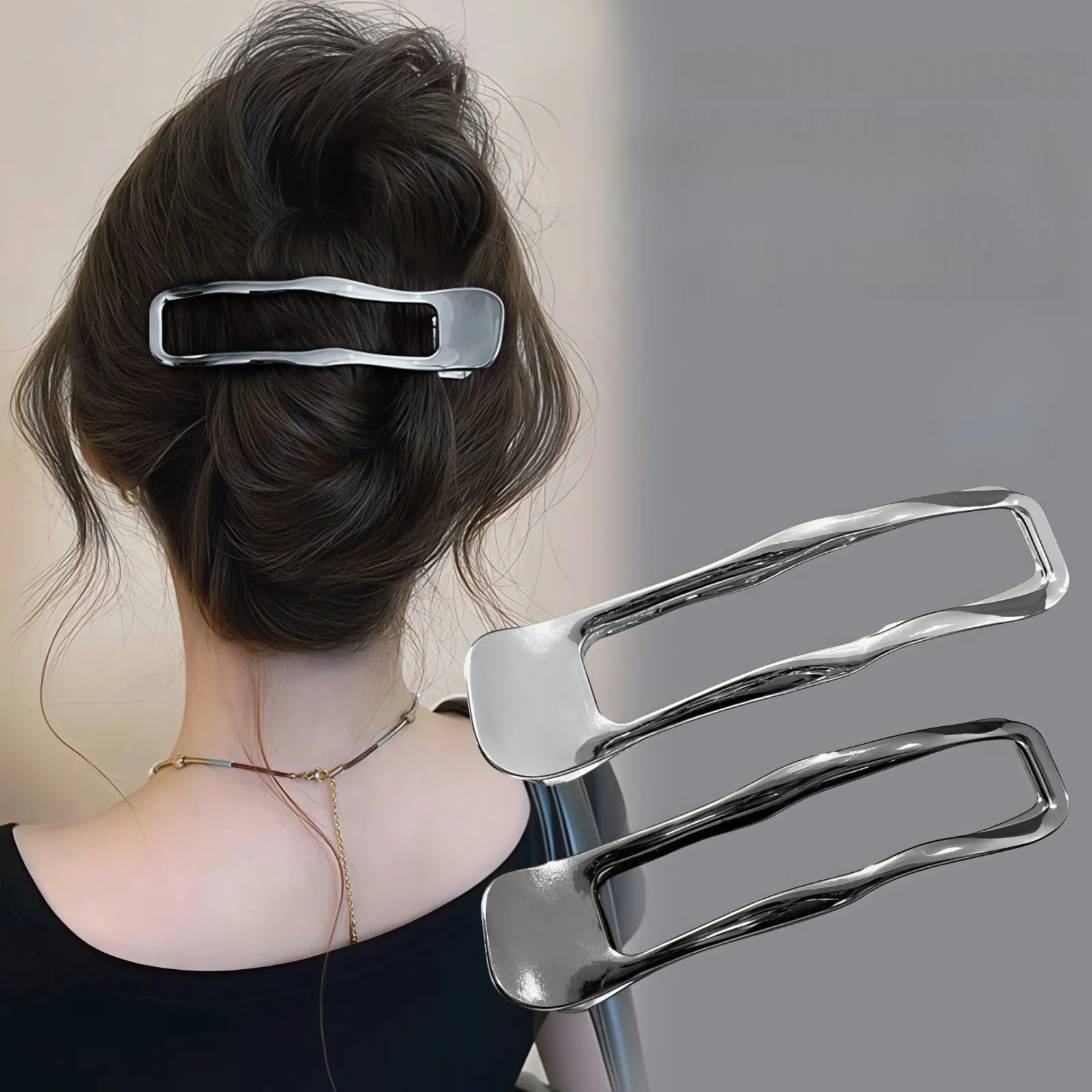 Pince à cheveux rectangulaire dorée au design géométrique