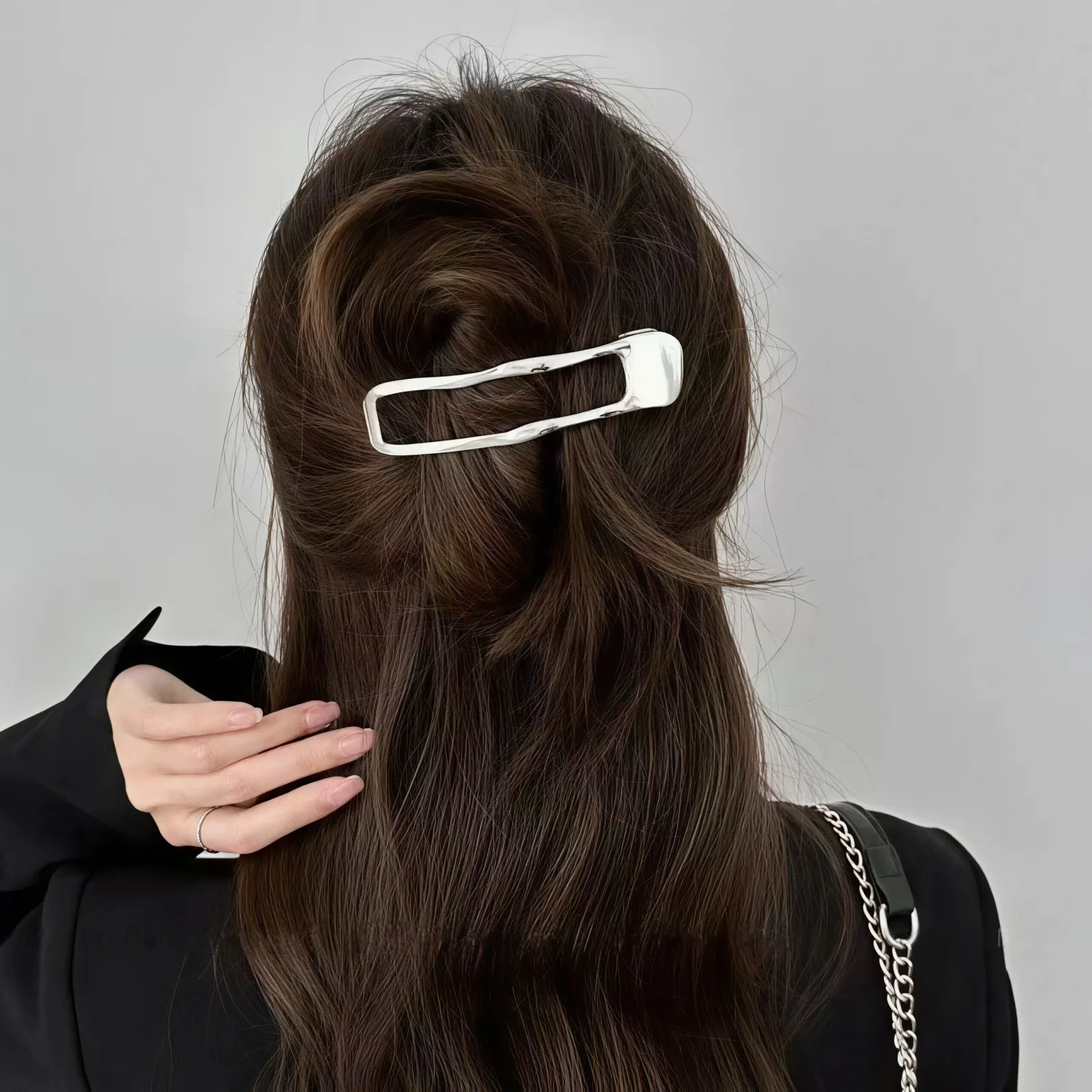 Pince à cheveux dorée en situation