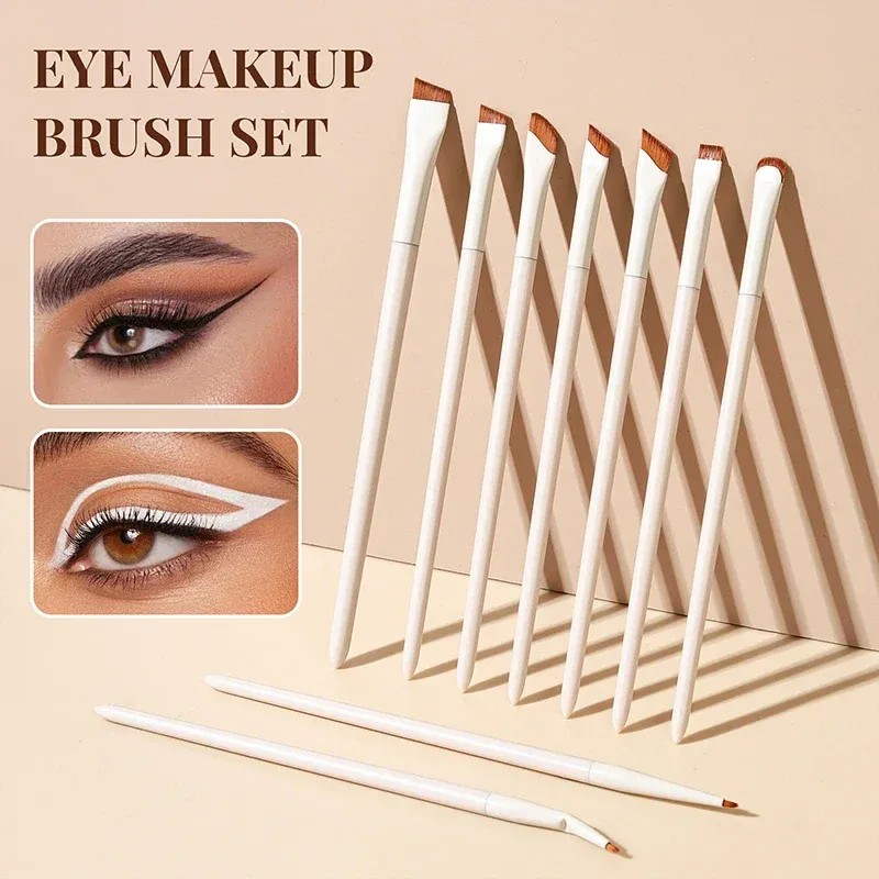 Pinceau eye-liner en gros plan