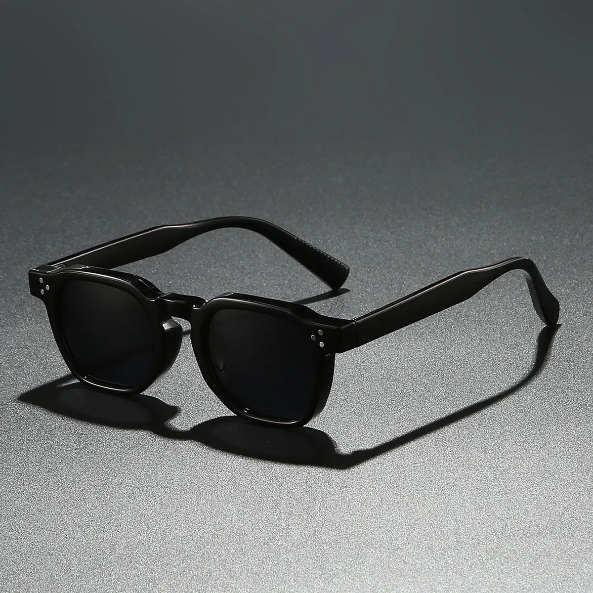 Lunettes de soleil carrées vues de profil