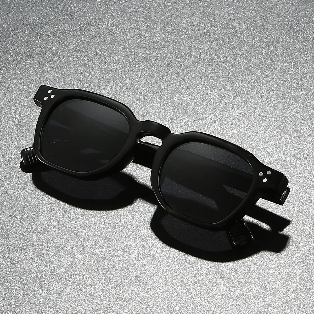 Lunettes de soleil carrées polarisées avec rivets, vue de face