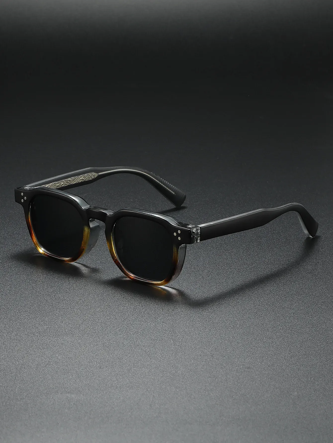 Lunettes de soleil avec finitions métalliques