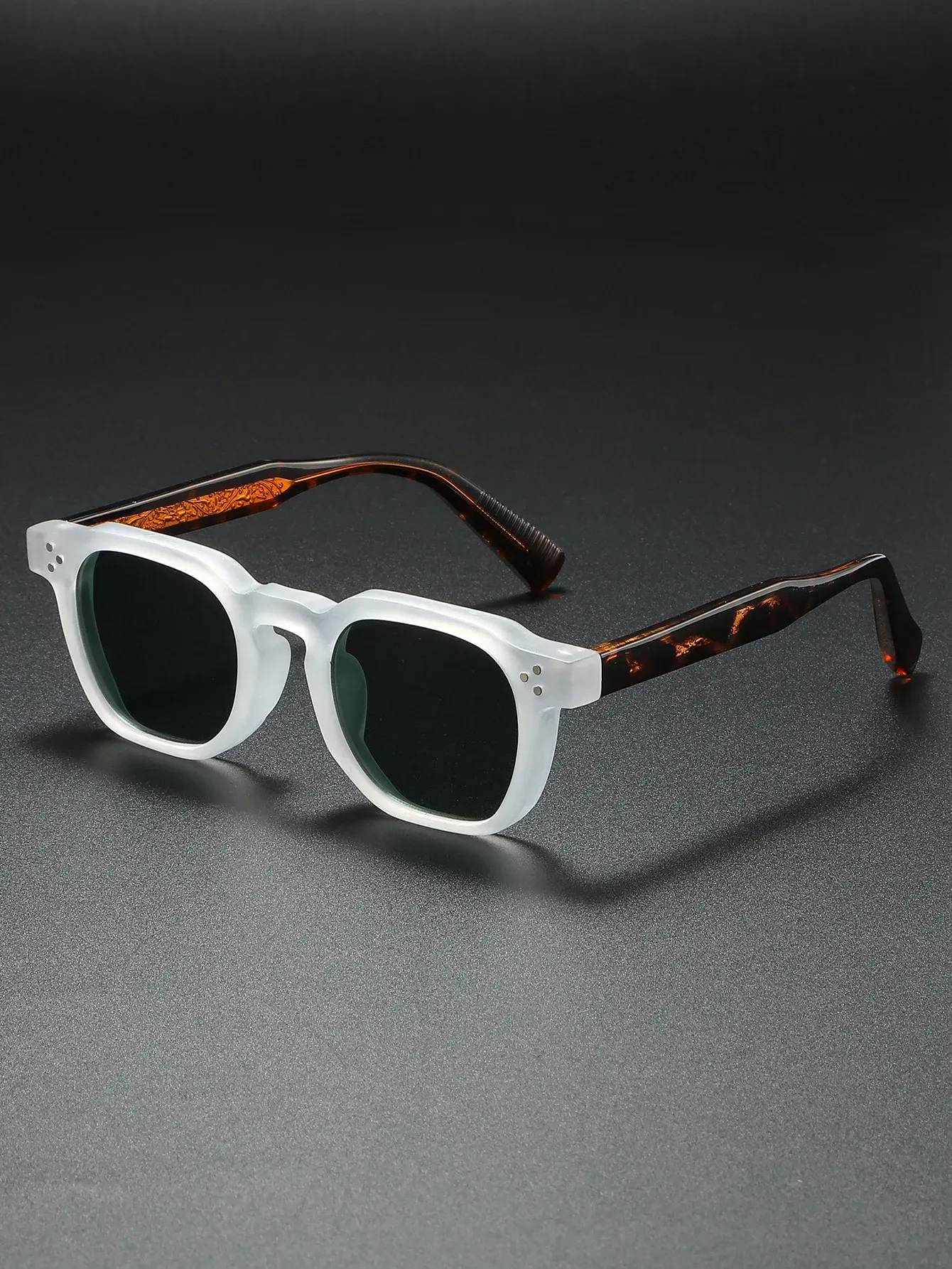 Lunettes de soleil carrées sur fond clair