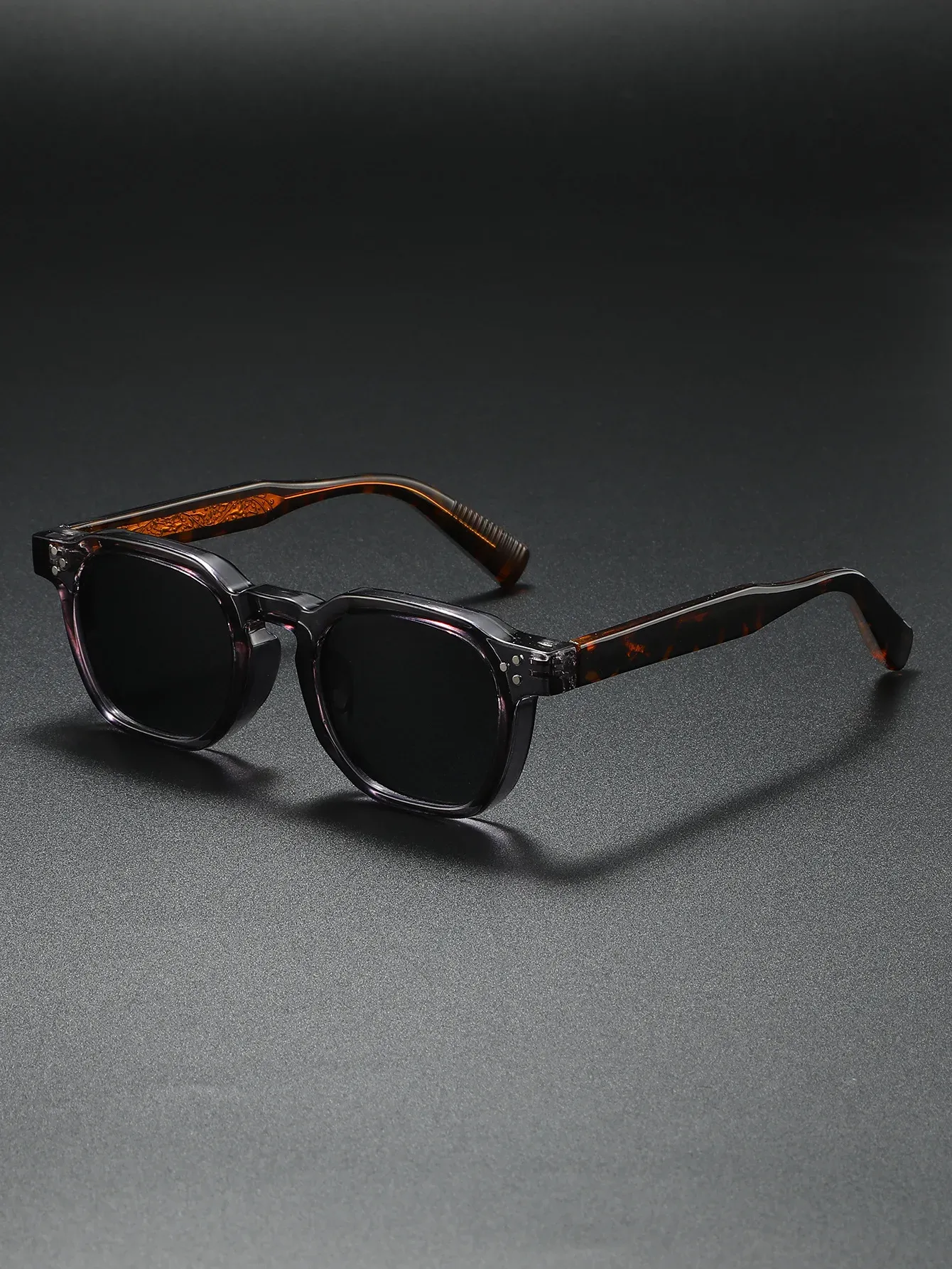 Lunettes de soleil carrées, vue complète