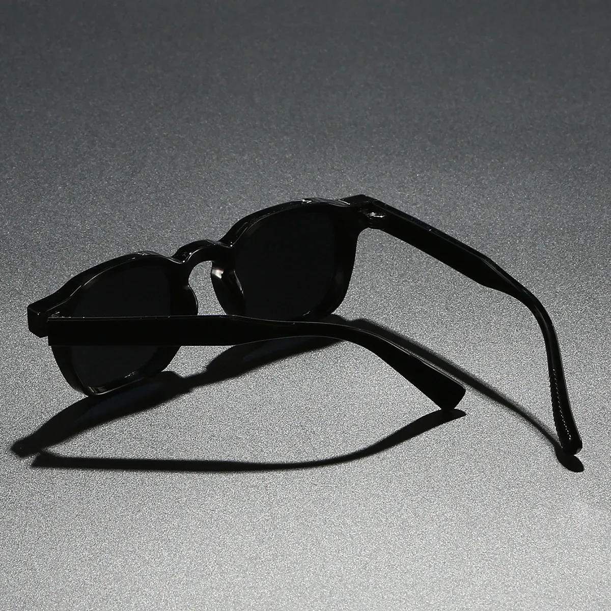 Lunettes de soleil portées dans un cadre urbain