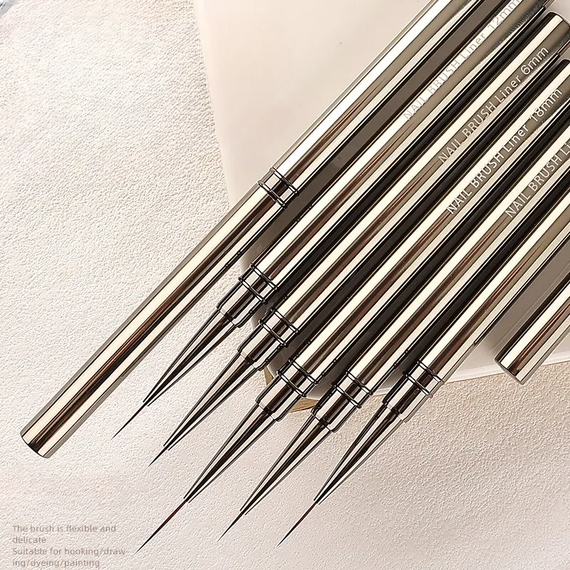 Nail art réalisé avec les pinceaux