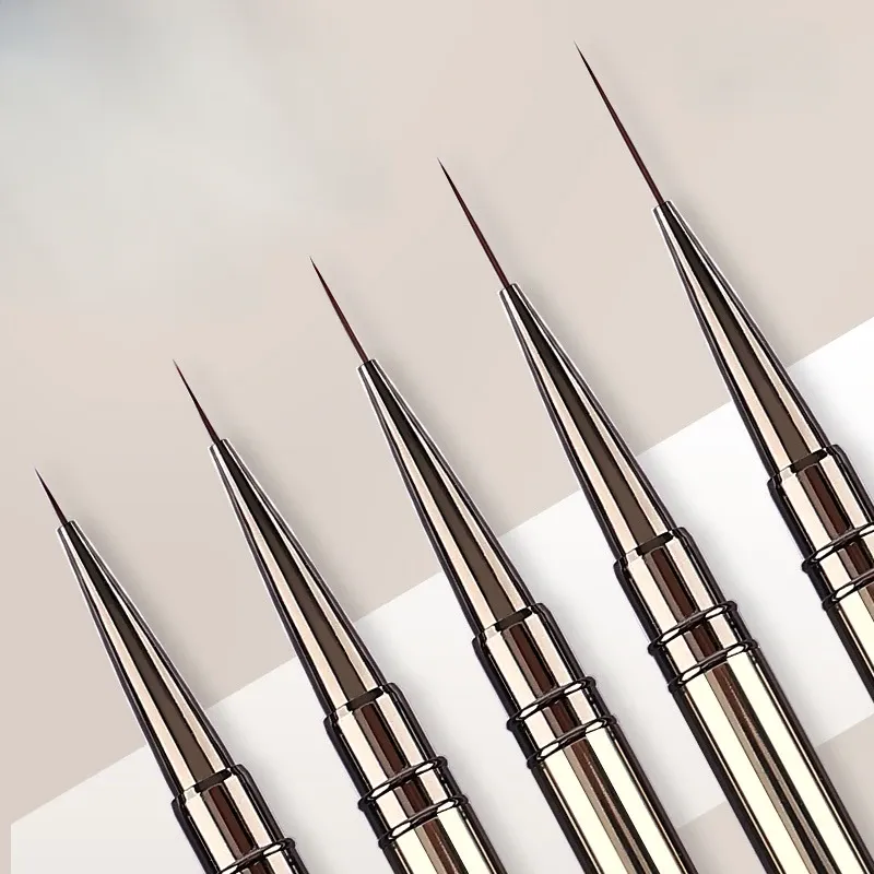 Pinceaux pour dessin d'ongles en situation
