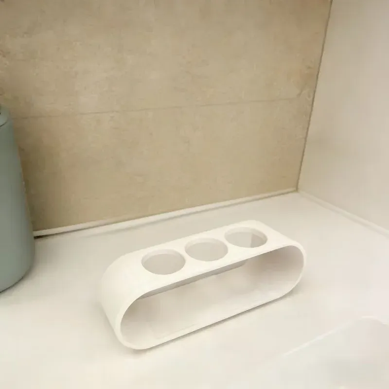 Organisation de la salle de bain avec le support pour brosses à dents