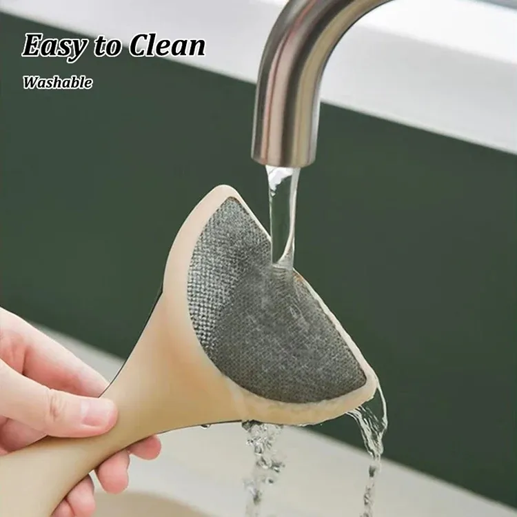 Nettoyage d'un canapé avec la brosse anti-peluches