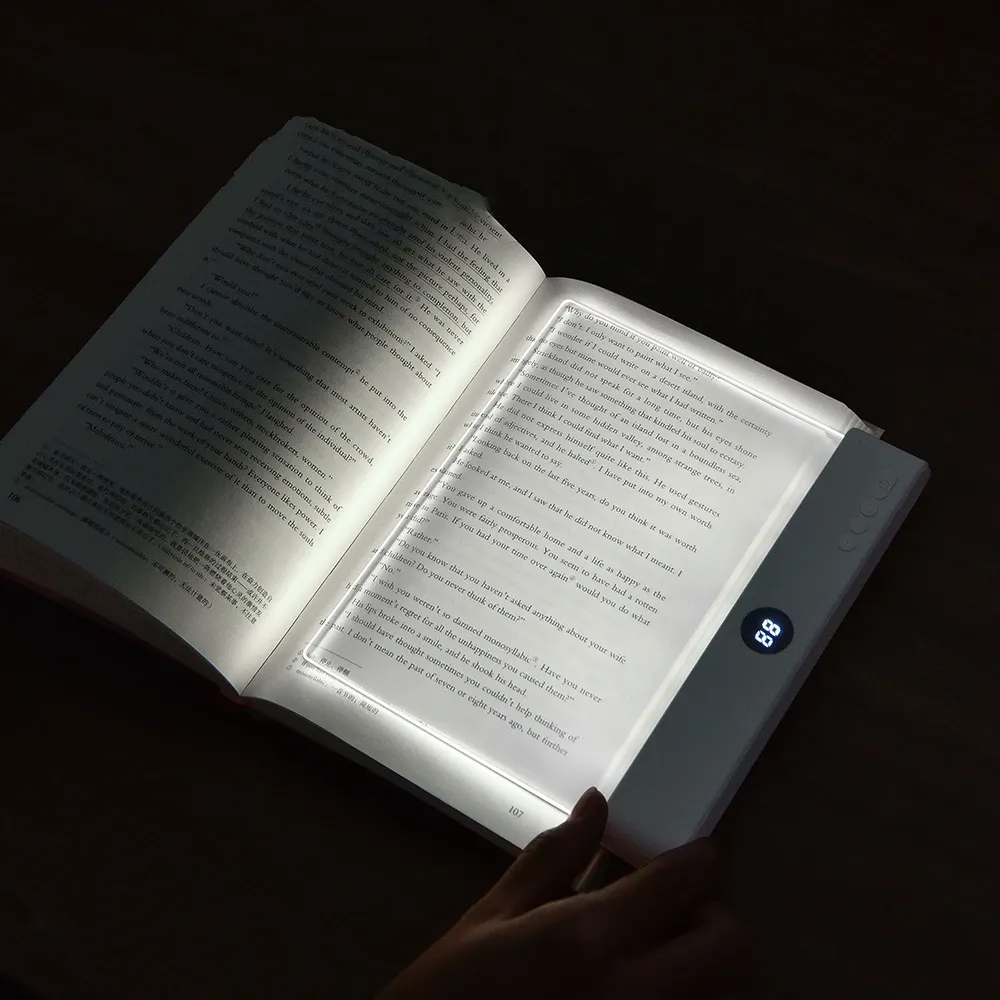 Lampe de lecture LED au design épuré éclairant un livre ouvert