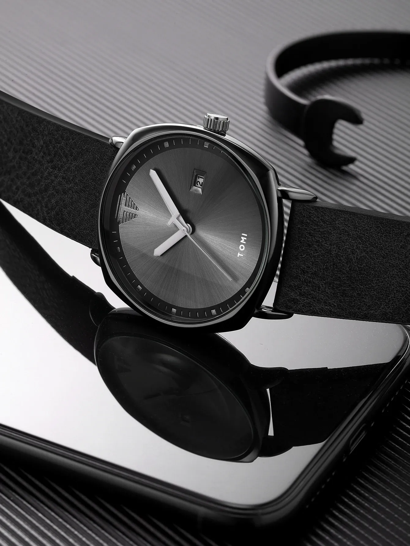Montre TOMI, finitions