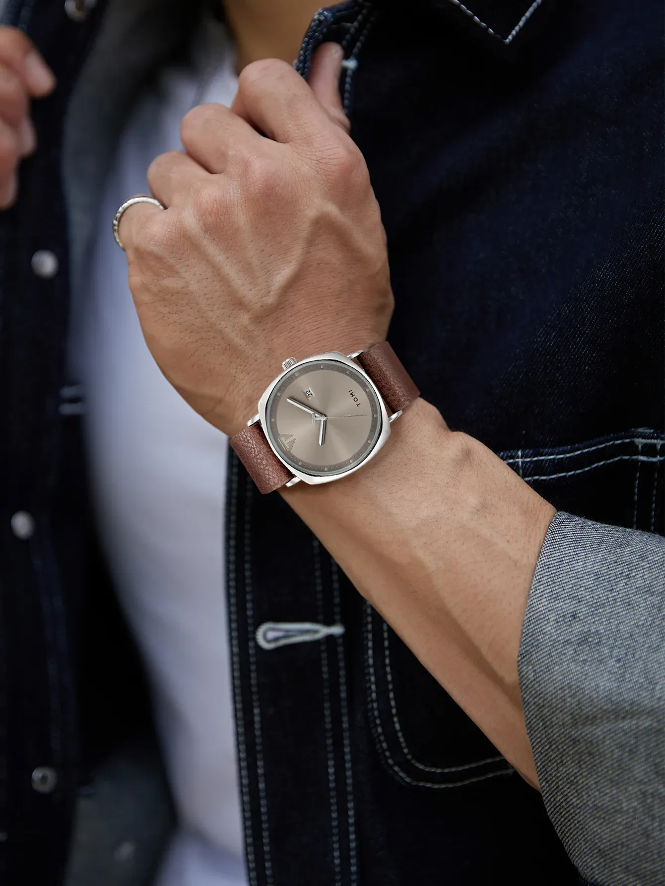 Montre TOMI, bracelet en cuir