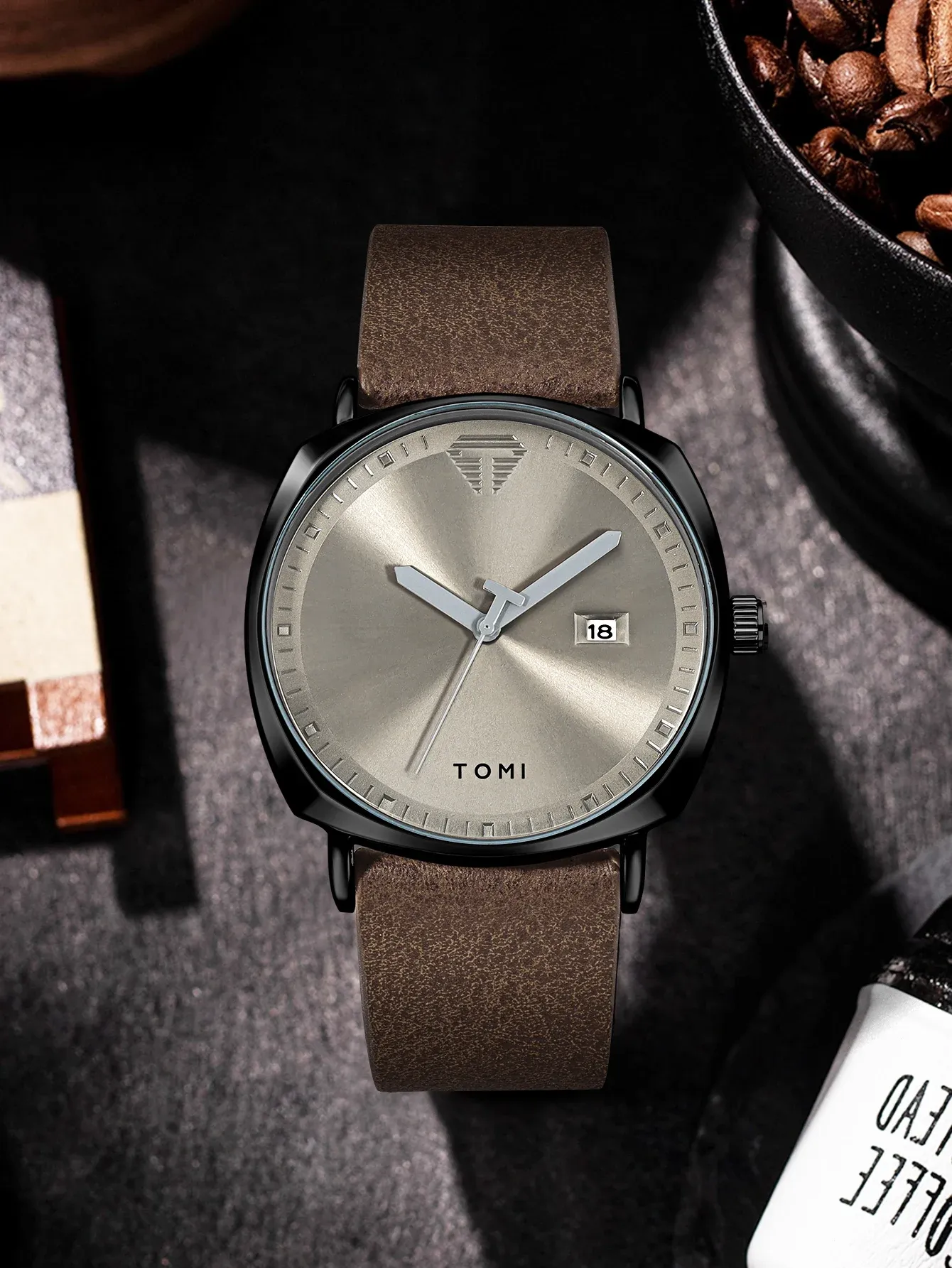 Montre TOMI, vue rapprochée