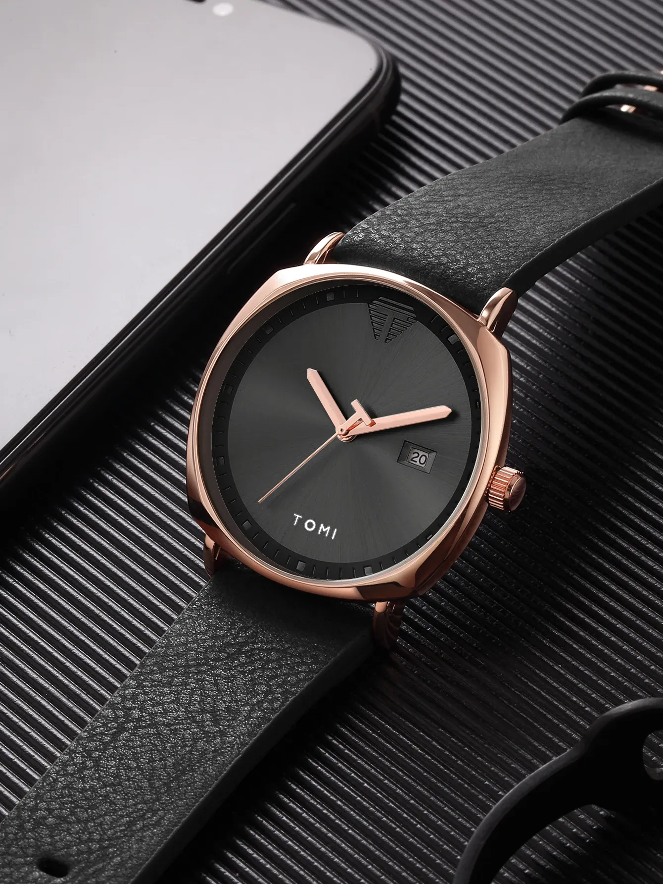 Montre TOMI, vue latérale