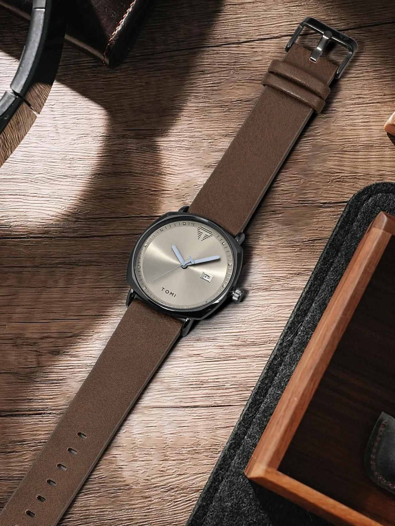 Montre TOMI, détail du cadran