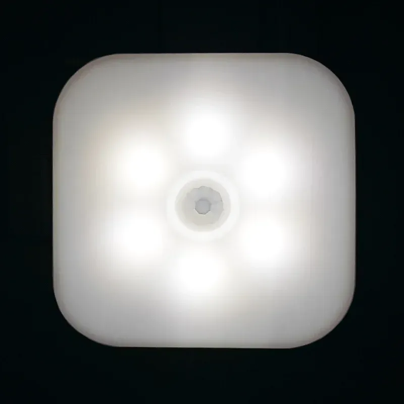 Veilleuse compacte dans un couloir