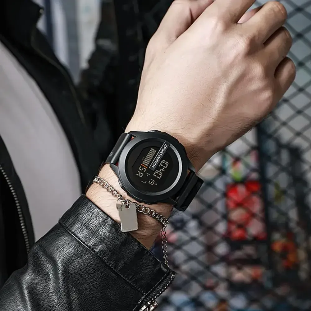 Montre de sport digitale LED pour homme, vue de face
