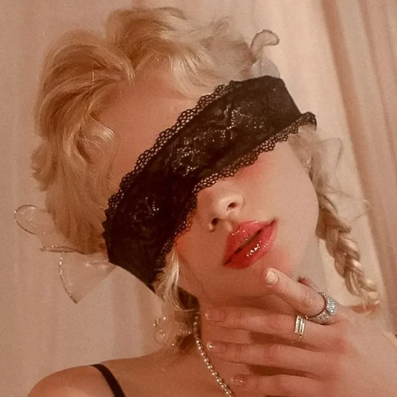 Masque en dentelle sensuel pour femme, vue rapprochée
