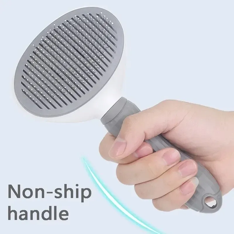 Brossage du chien avec la brosse