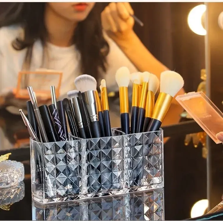 Rangement ordonné de vernis à ongles et accessoires