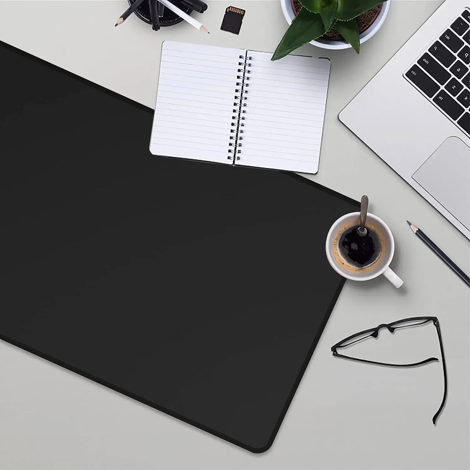 Tapis de souris noir étendu, vue d'ensemble