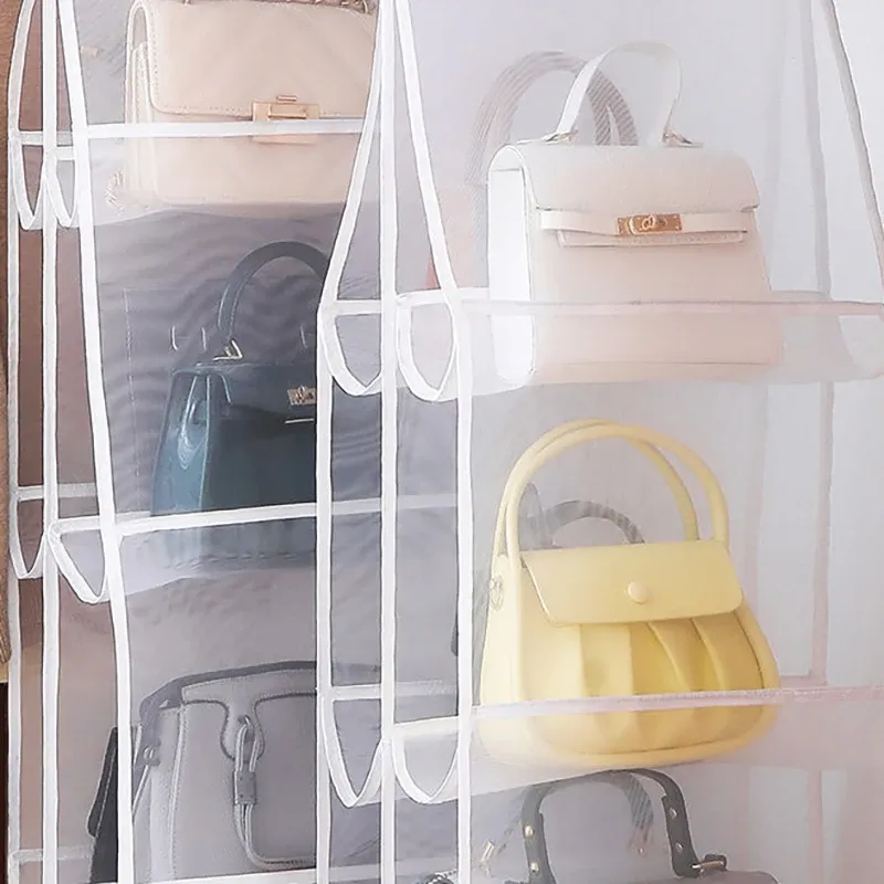 Sac de rangement suspendu derrière une porte