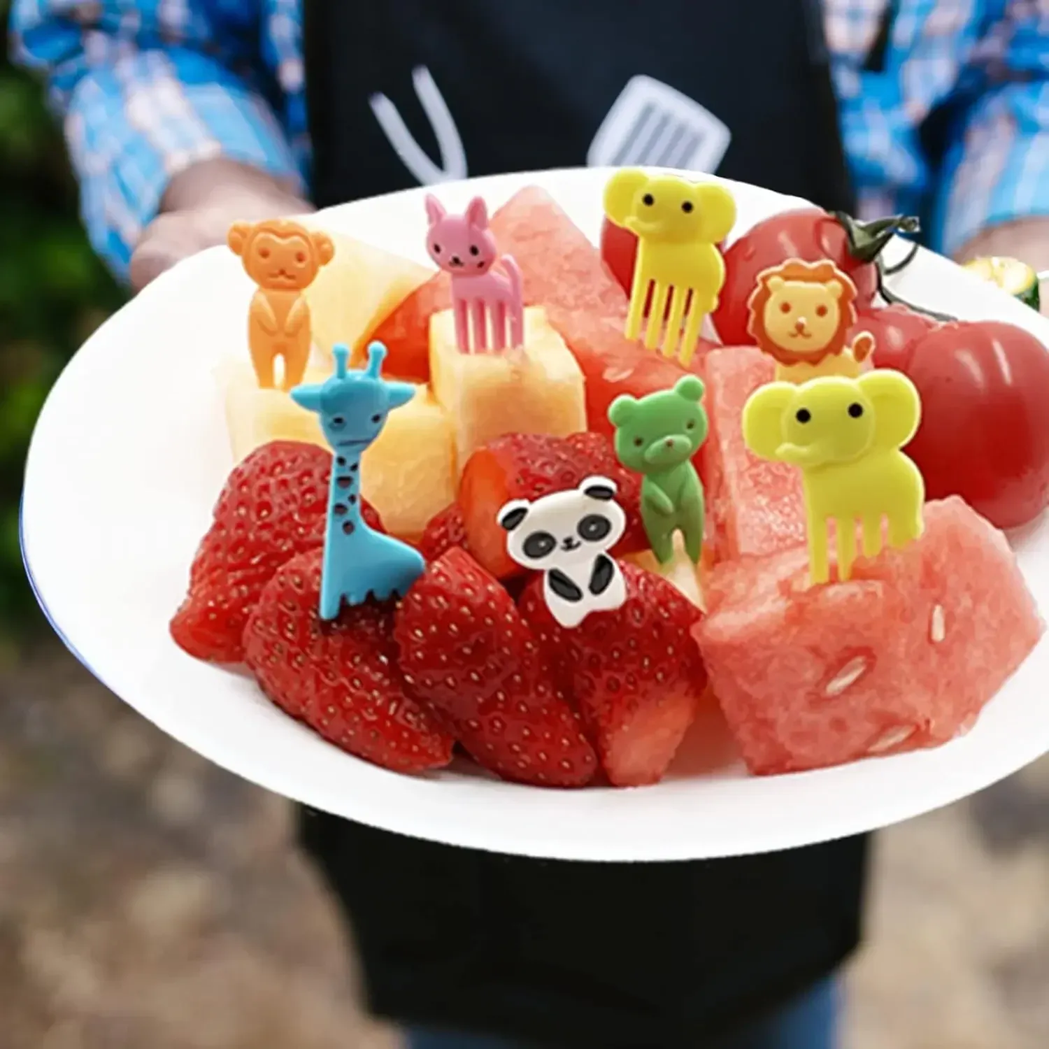 Ambiance de repas avec piques alimentaires pour enfants