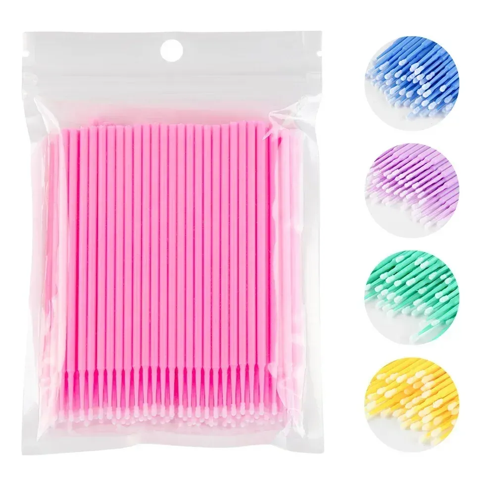 Détail de la brosse pour cils, finition soignée