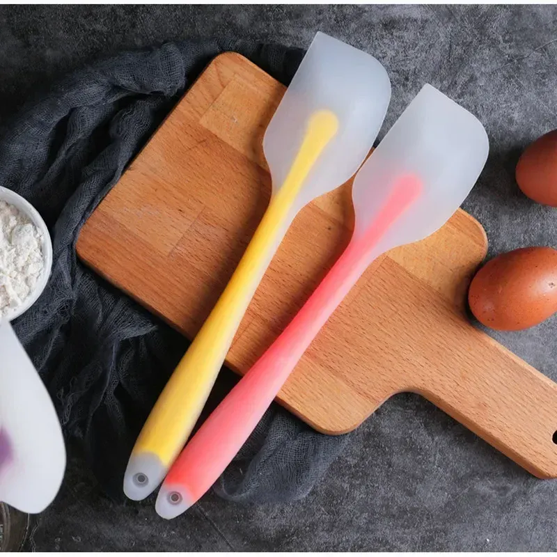 Spatule en silicone pâtisserie, utilisation pâtissière
