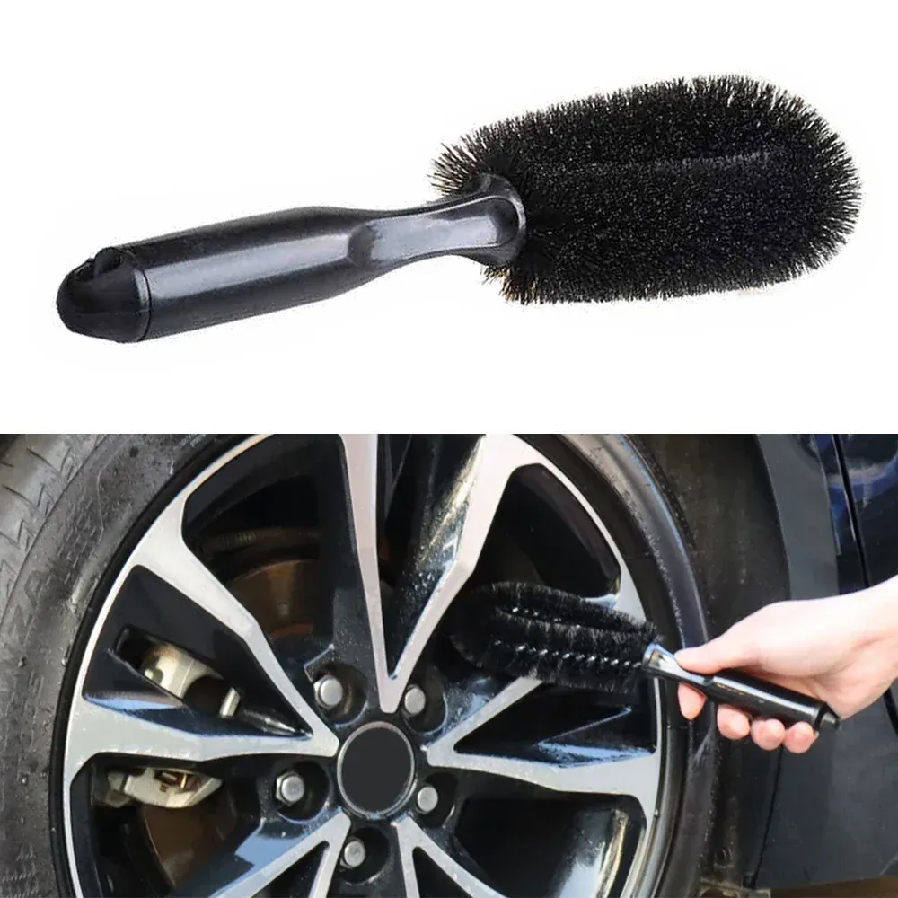 Brosse de nettoyage pour jantes utilisée sur une roue