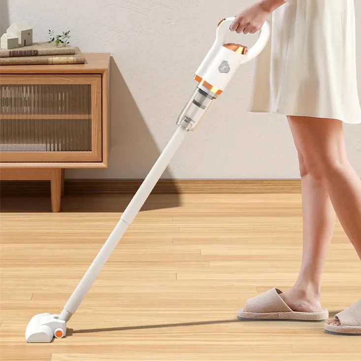 Aspirateur à main utilisé sur un sol intérieur