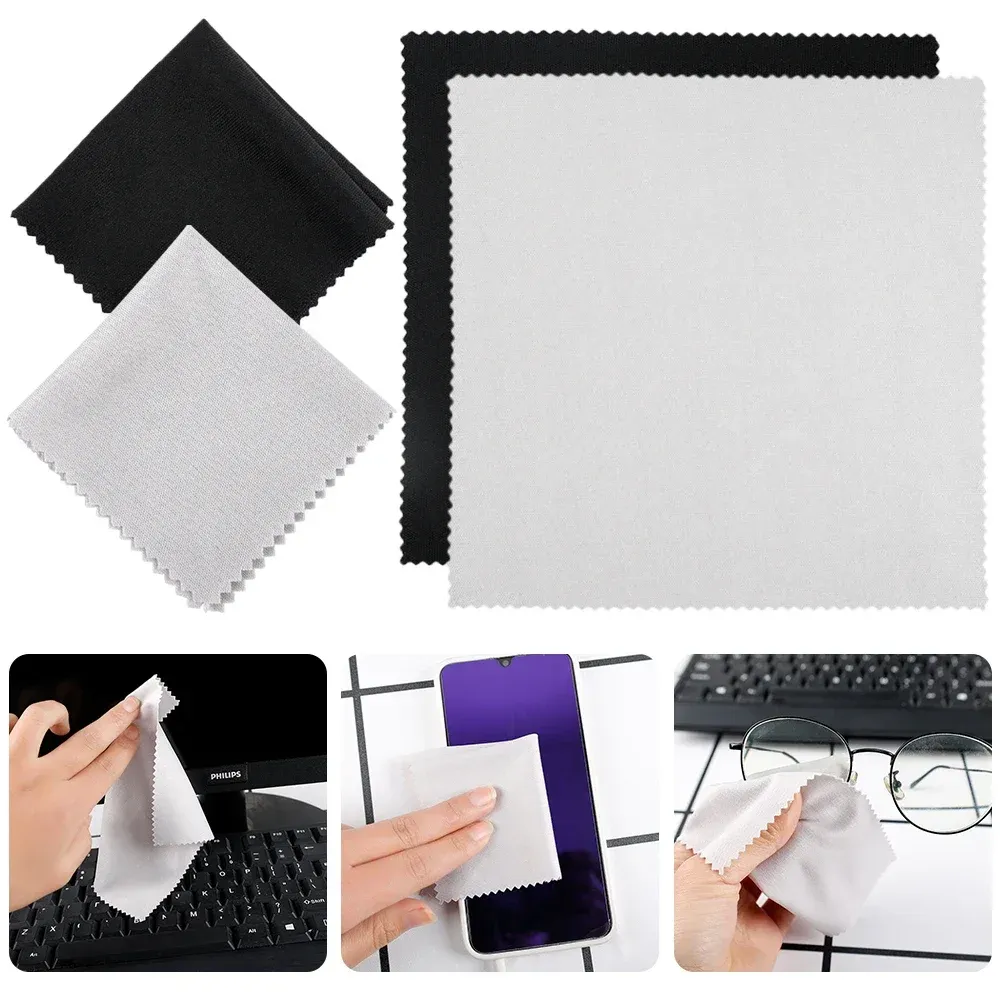 Nettoyage d'une paire de lunettes avec le chiffon en microfibre