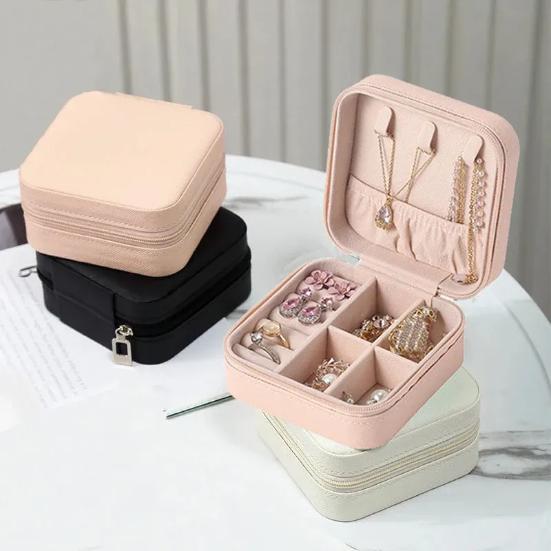 Boîte à bijoux nomade en cuir ouverte